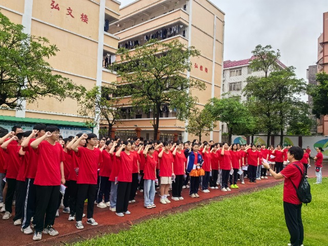 6月7日上午，2024年高考語文開考前，玉林市福綿高級中學(xué)學(xué)生整裝待發(fā)，聆聽領(lǐng)隊(duì)老師講話。（李紅梅）.jpg