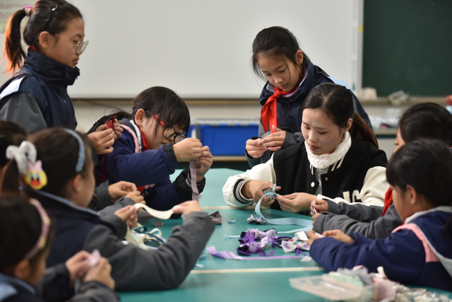 圖為江北區(qū)第二實(shí)驗(yàn)小學(xué)女紅社團(tuán) 學(xué)校供圖.jpg