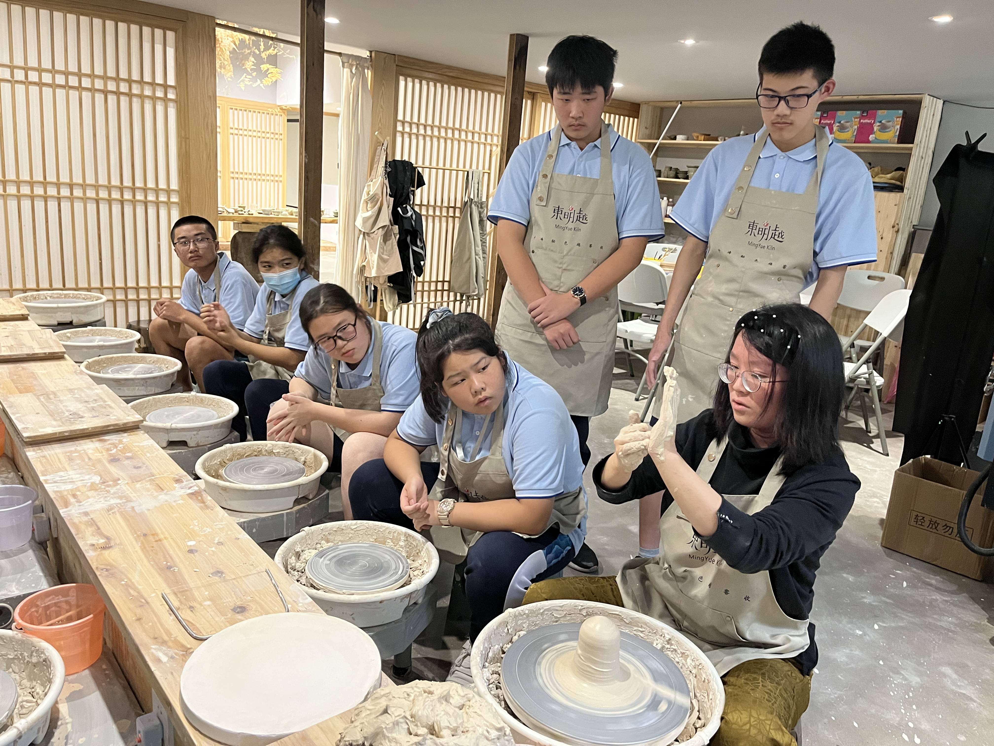 東錢(qián)湖旅游學(xué)校學(xué)生在老師的指導(dǎo)下體驗(yàn)陶藝 傳承宋韻文化 吳彥攝.jpg