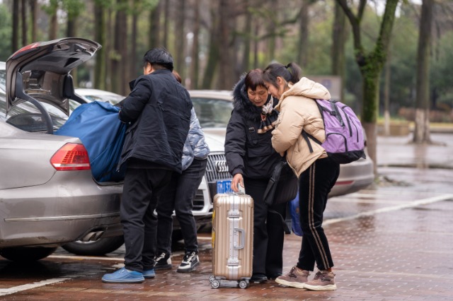 萬里學院學生家長送孩子返校 學校供圖.jpg