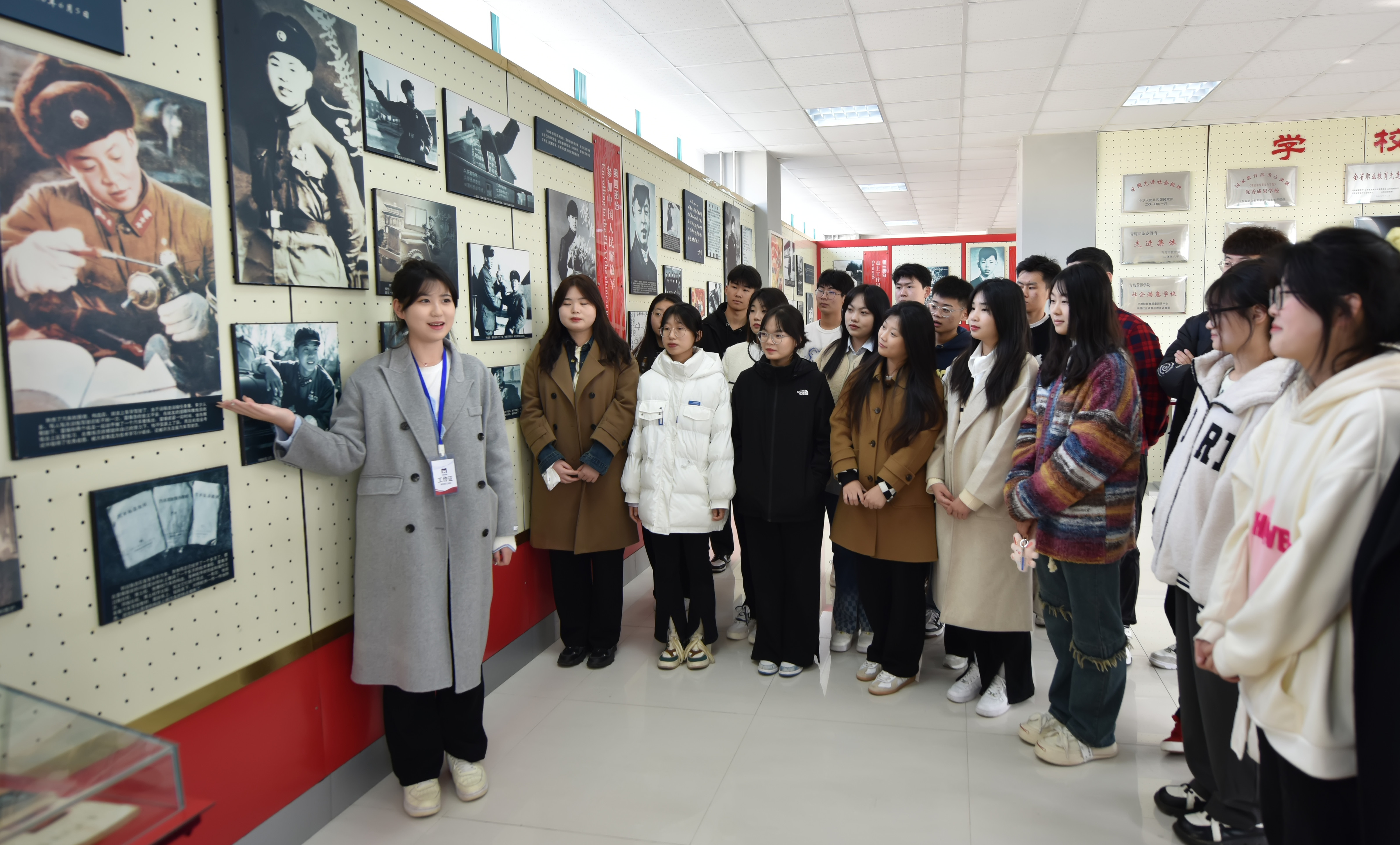 大學生正在參觀雷鋒紀念館.jpg