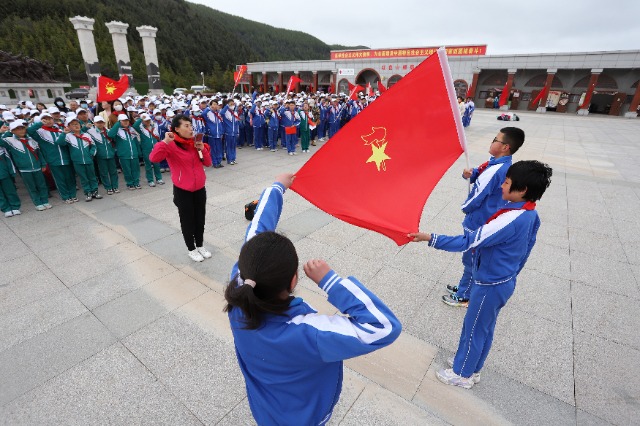 09——5月26日，甘肅省平?jīng)鍪嗅轻紖^(qū)西大街小學(xué)教育集團(tuán)在六盤山紅軍長(zhǎng)征紀(jì)念館舉行少先隊(duì)員入隊(duì)儀式。.JPG