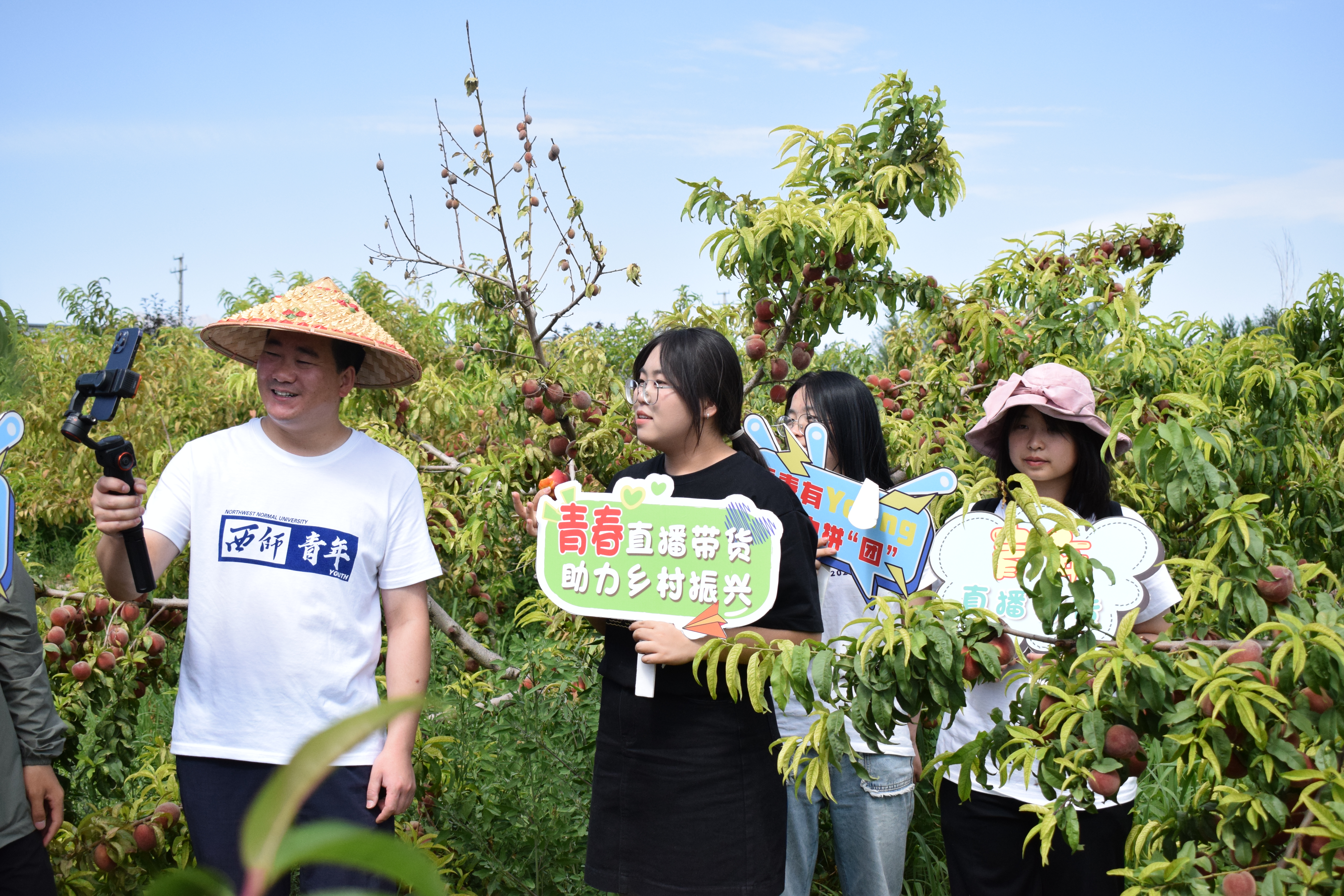 在臨澤縣，商學(xué)院“喵老師農(nóng)特文旅品牌提升路徑與矩陣融媒營(yíng)銷(xiāo)”實(shí)踐團(tuán)深入果園開(kāi)展直播帶貨.jpg