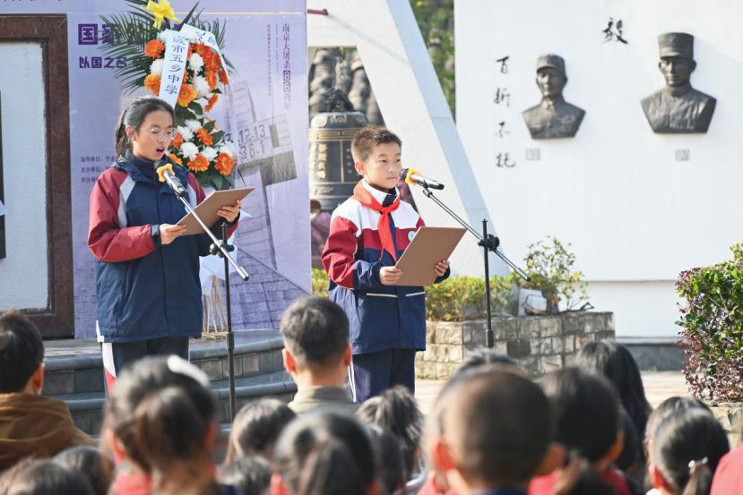 高中生與小學生一起講紫金草的故事 學校供圖.png