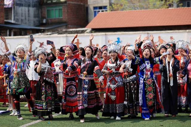 圖1：4月9日，在廣西柳州市融安縣實驗小學校園，師生們在進行山歌對唱。（譚凱興 攝）.JPG